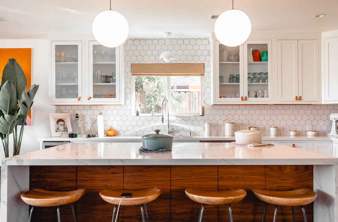 Cuisine moderne avec rangements astucieux et minimalistes. Cuisine moderne avec rangements astucieux et minimalistes.