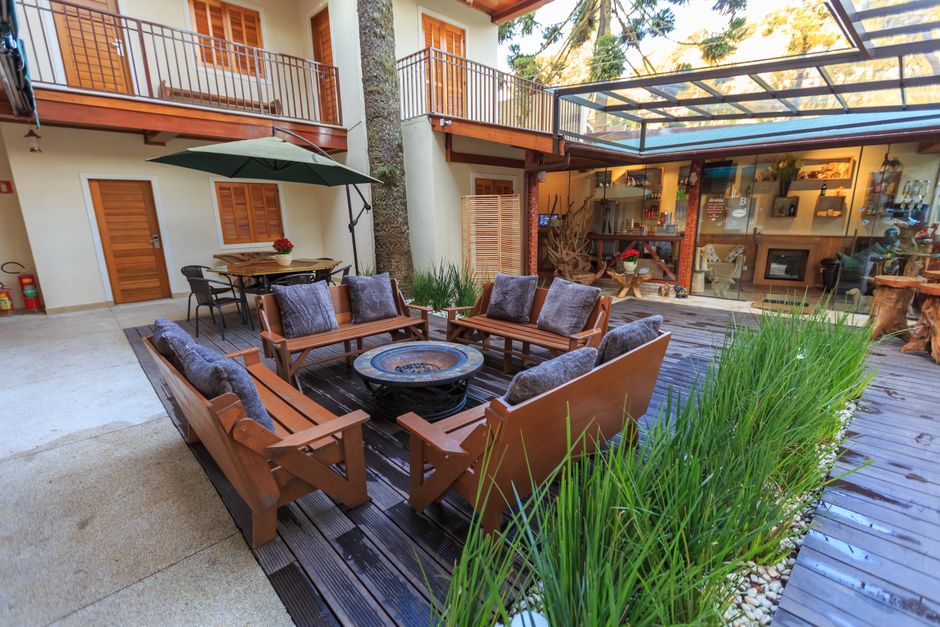 Salon de jardin moderne avec terrasse.