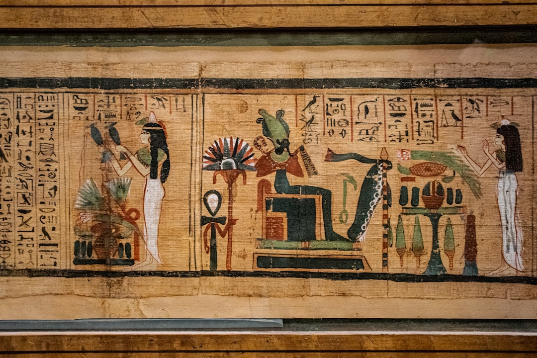 Papier peint égyptien avec motifs hiéroglyphes. Papier peint égyptien avec motifs hiéroglyphes.