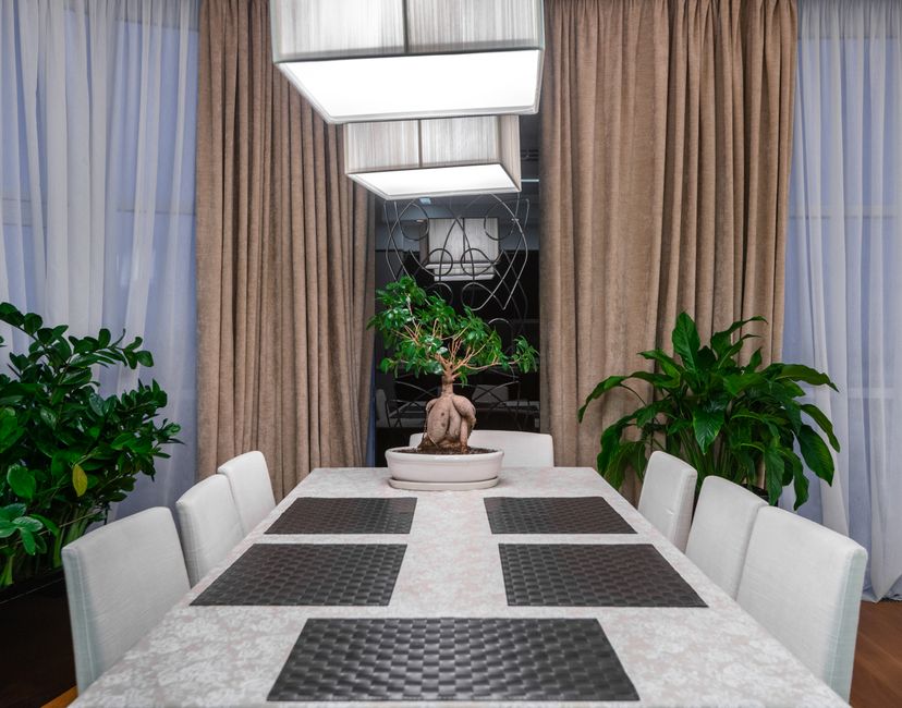 Sereen interieur met Japanse gordijnen in herfsttint.