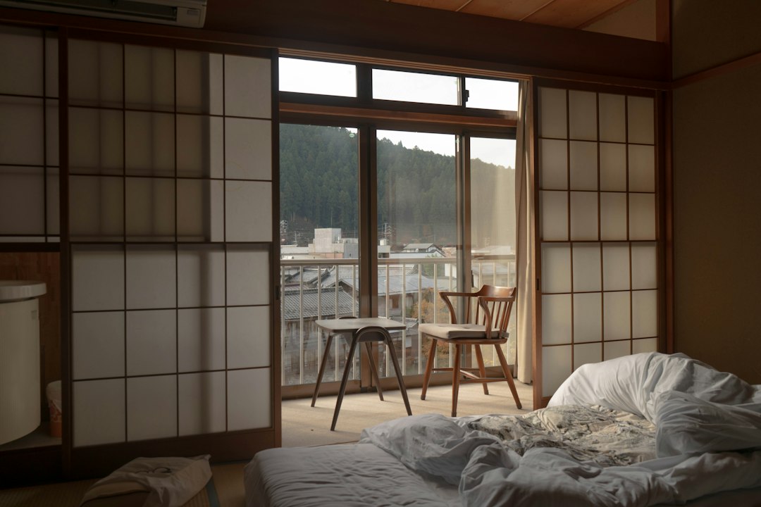 Moderne Japanse gordijnen met strakke lijnen.