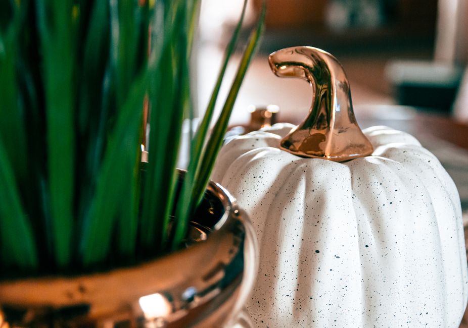Minimalistische herfsttafel met eenvoudige decoraties.