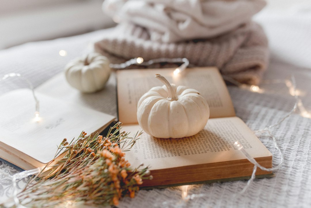 Maximalistische herfstdecoratie met rijke kleuren en texturen.