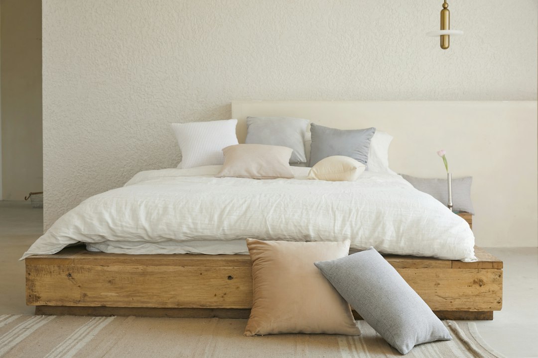 Slaapkamer met aardse tinten en warme plaids.